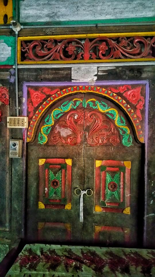 গ্রামীণ কাঠের ঘর